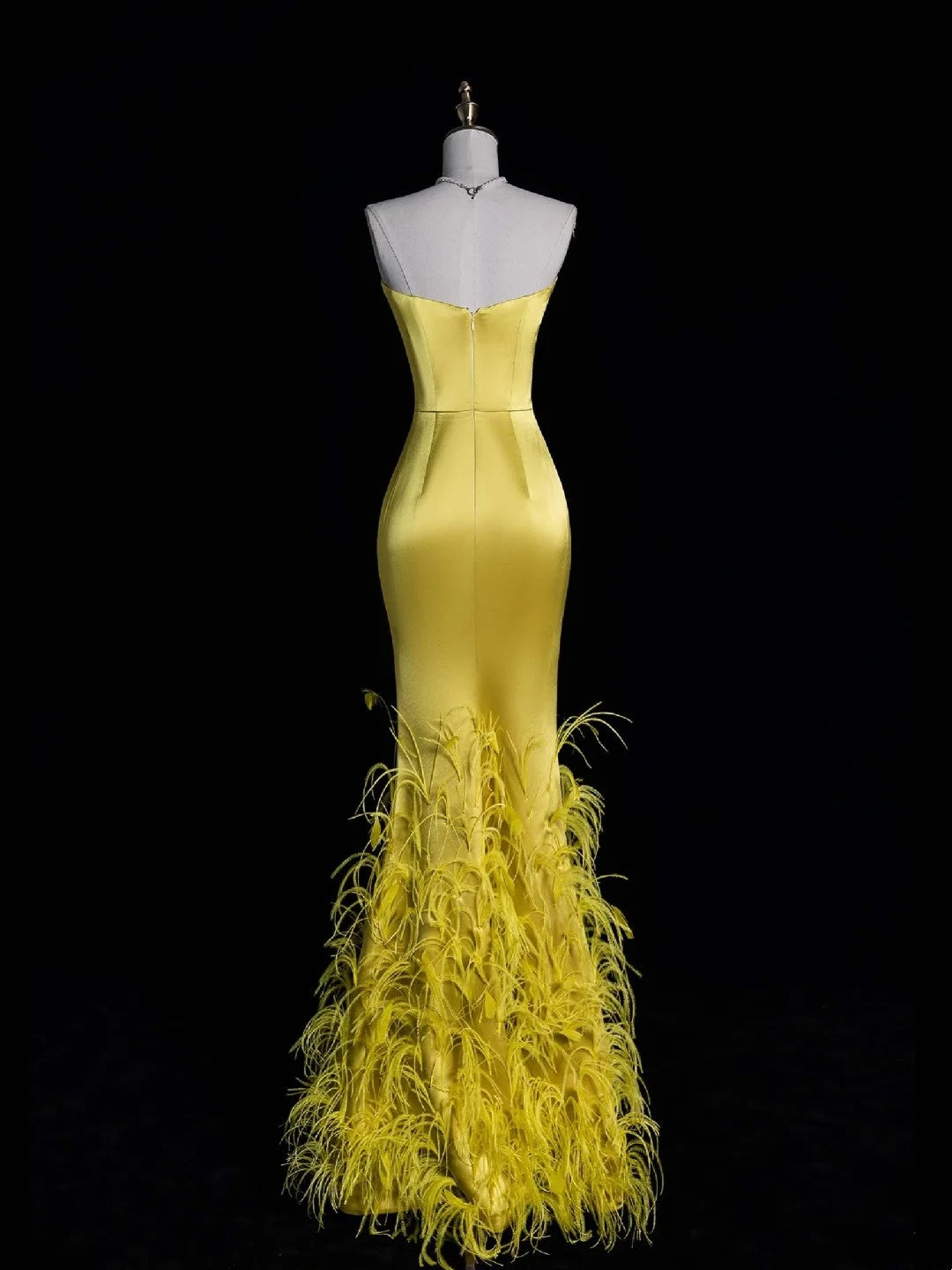 Robe de bal longue en satin doré ornée de plumes et décolleté en cœur, style sirène unique, référence N1052