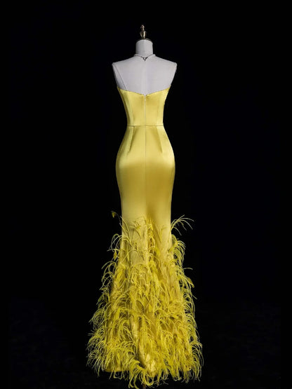 Robe de bal longue en satin doré ornée de plumes et décolleté en cœur, style sirène unique, référence N1052