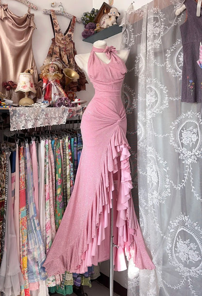 Robe de bal longue rose sirène à col montant, ornée de volants et de sequins, N1044