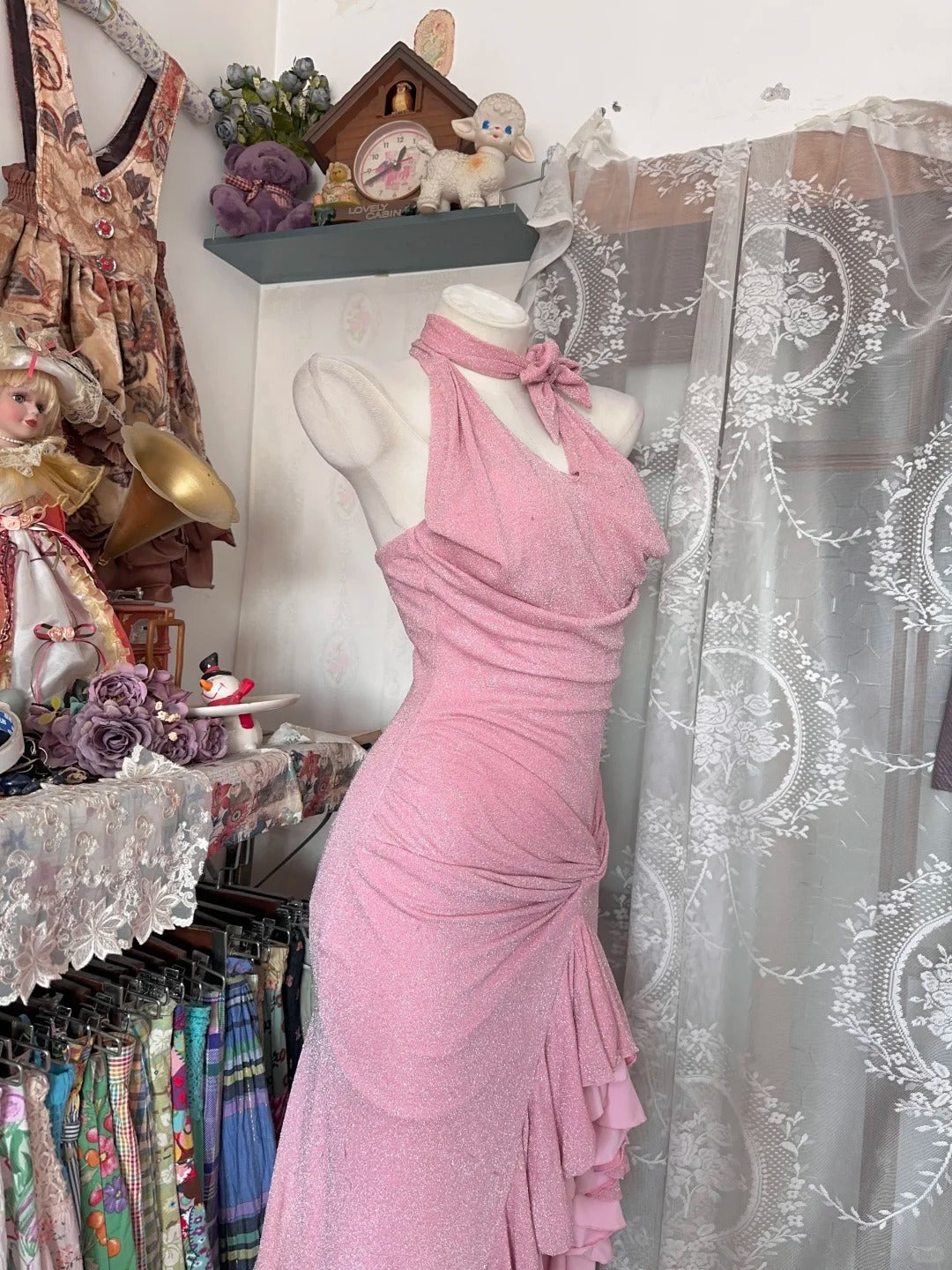 Robe de bal longue rose sirène à col montant, ornée de volants et de sequins, N1044