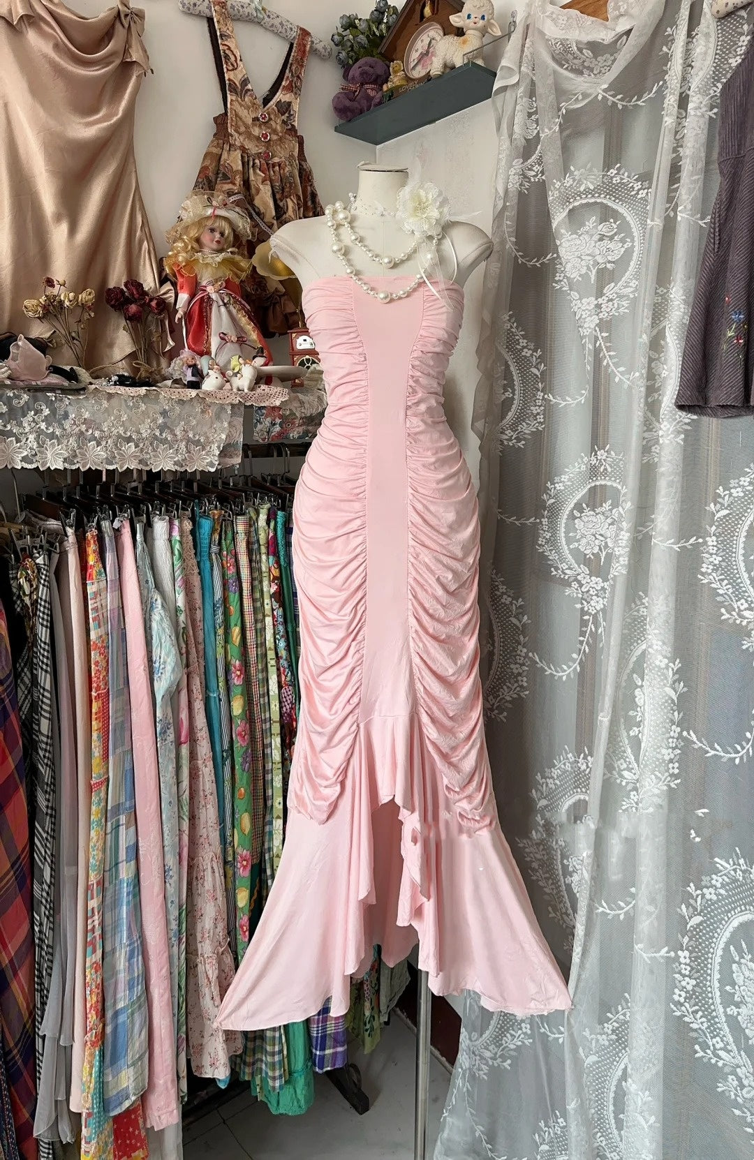 Einzigartiges, trägerloses, gestuftes, langes Meerjungfrauen-Abendkleid in Rosa, formelles Abendkleid N1059
