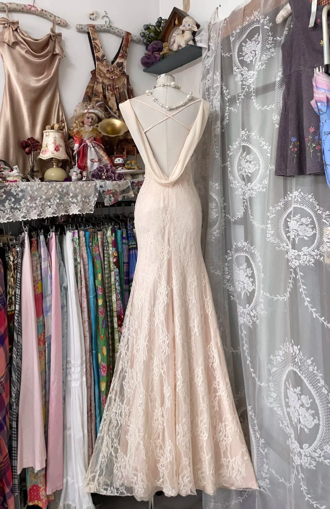 Robe de bal longue en dentelle rose poudré à col bénitier, style sirène, référence N1058