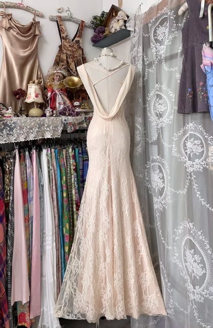 Robe de bal longue en dentelle rose poudré à col bénitier, style sirène, référence N1058