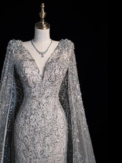 Robe de bal longue sirène gris argenté à col en V et cape à sequins, élégante et raffinée, référence N1066