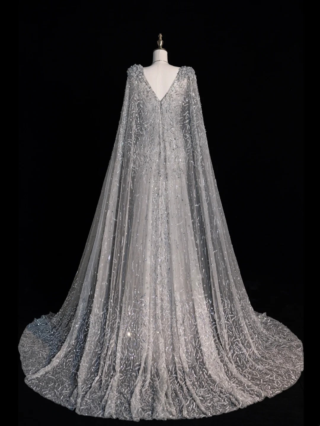 Robe de bal longue sirène gris argenté à col en V et cape à sequins, élégante et raffinée, référence N1066