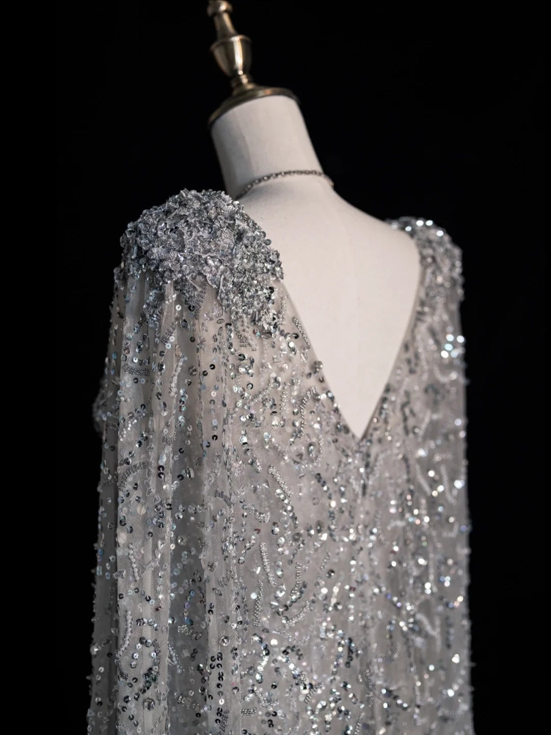 Robe de bal longue sirène gris argenté à col en V et cape à sequins, élégante et raffinée, référence N1066