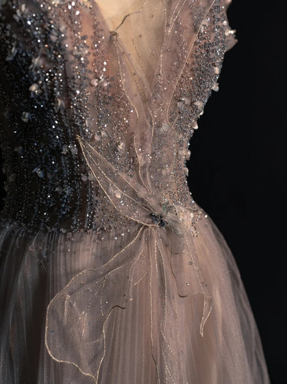 Robe de soirée grise en tulle, coupe trapèze, col en V, manches ornées de perles, idéale pour les bals de fin d'année ou les remises de diplômes (N1234)
