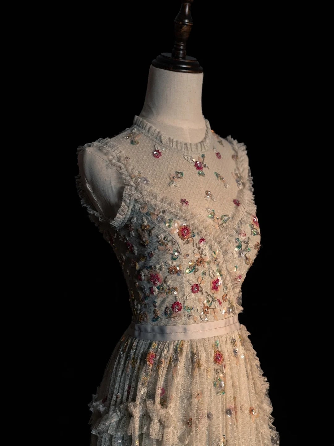 Robe de bal longue princesse trapèze à bretelles spaghetti, fleurs blanches, tulle, inspiration printemps, N1235