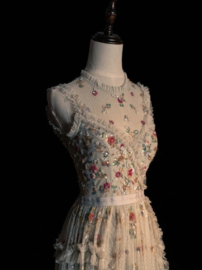 Robe de bal longue princesse trapèze à bretelles spaghetti, fleurs blanches, tulle, inspiration printemps, N1235