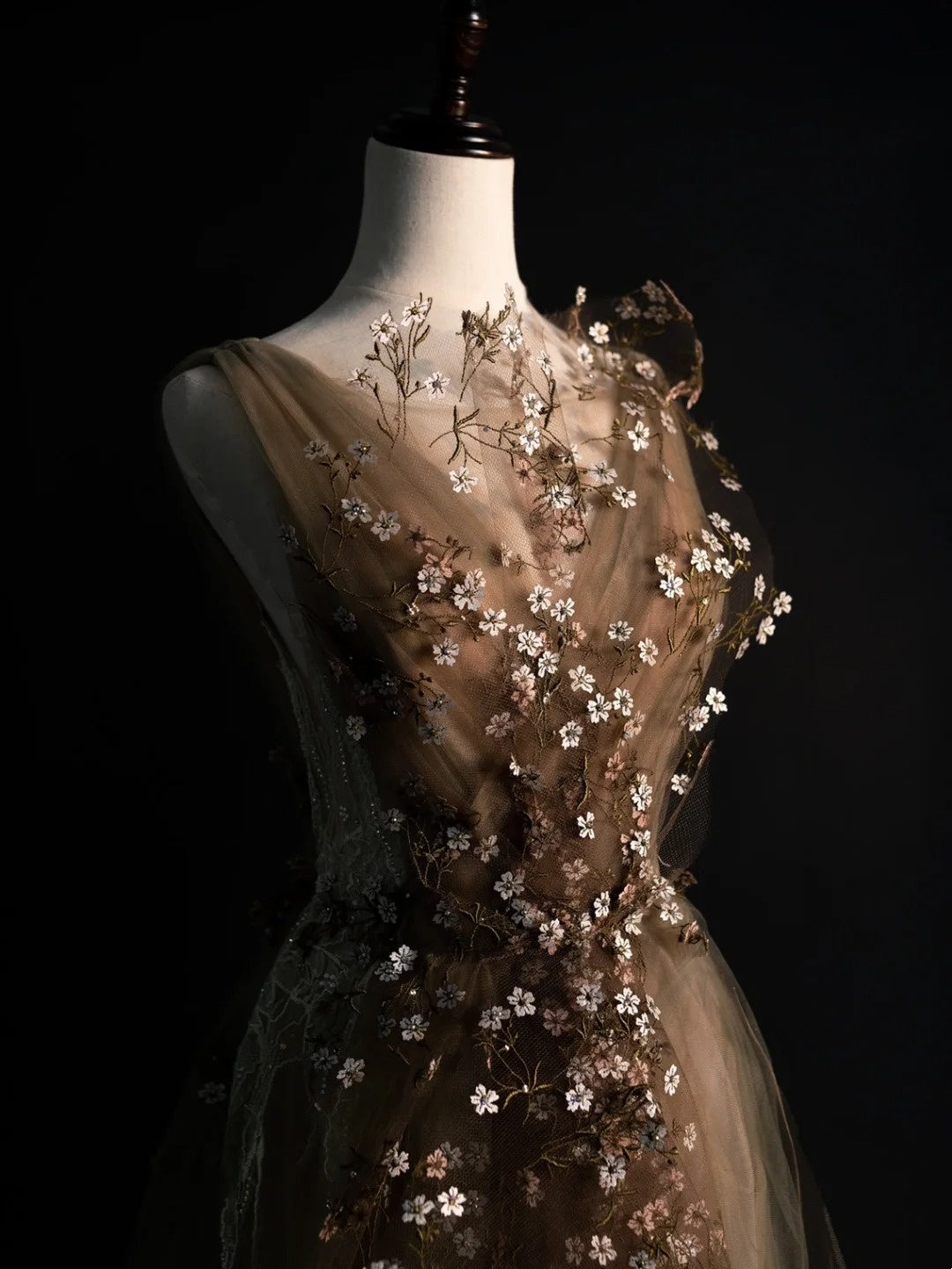 Robe de soirée élégante en tulle à col V et imprimé floral, idéale pour le bal de fin d'année ou les remises de diplômes (N1238)