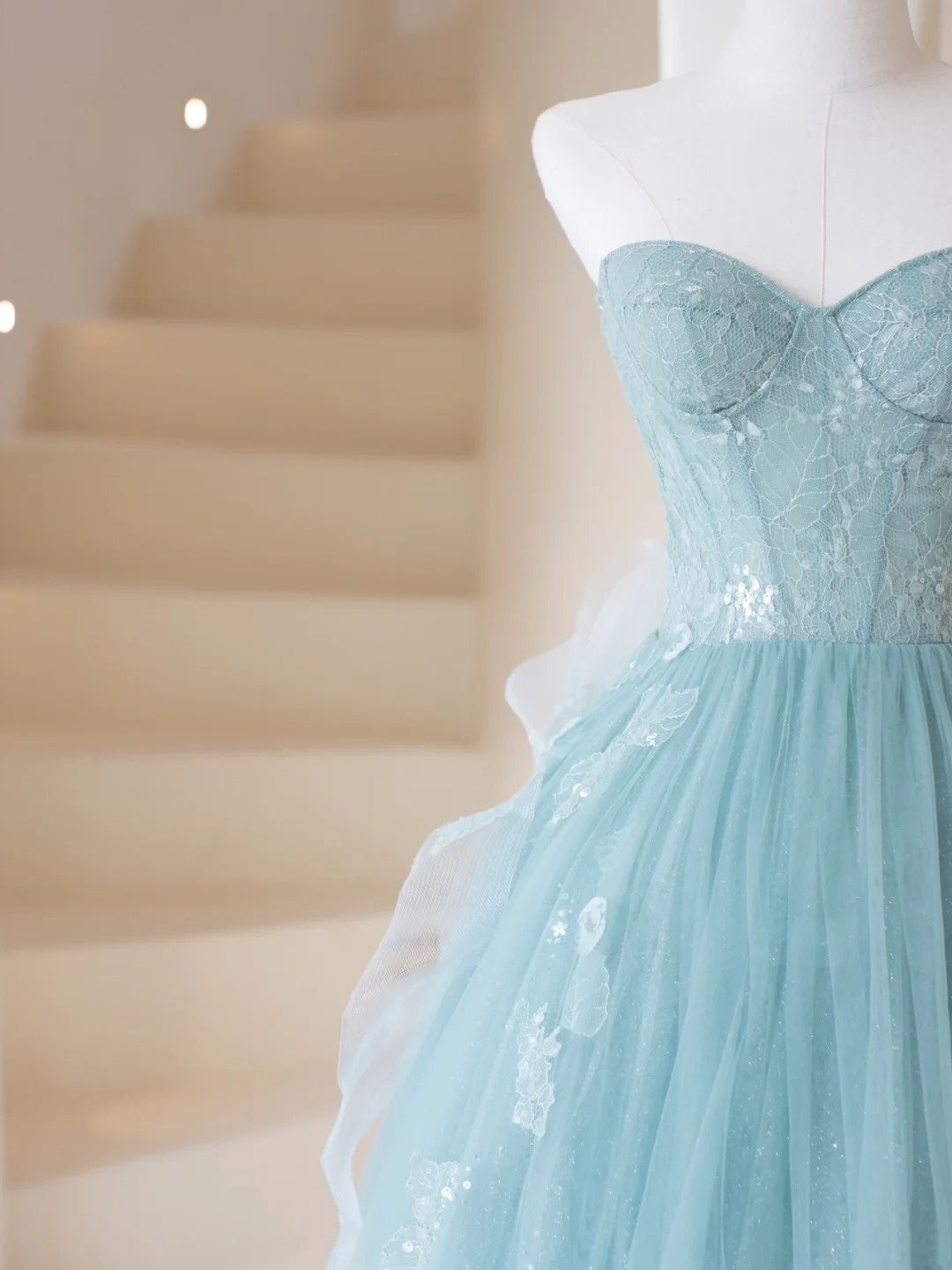 Robe de bal bustier bleu ciel clair en tulle, longue et ravissante, idéale pour un 19e anniversaire. Robe de bal N203