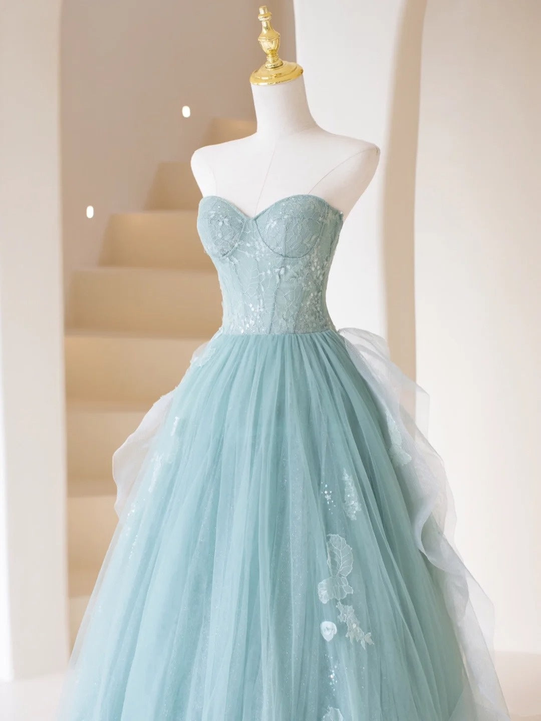 Robe de bal bustier bleu ciel clair en tulle, longue et ravissante, idéale pour un 19e anniversaire. Robe de bal N203