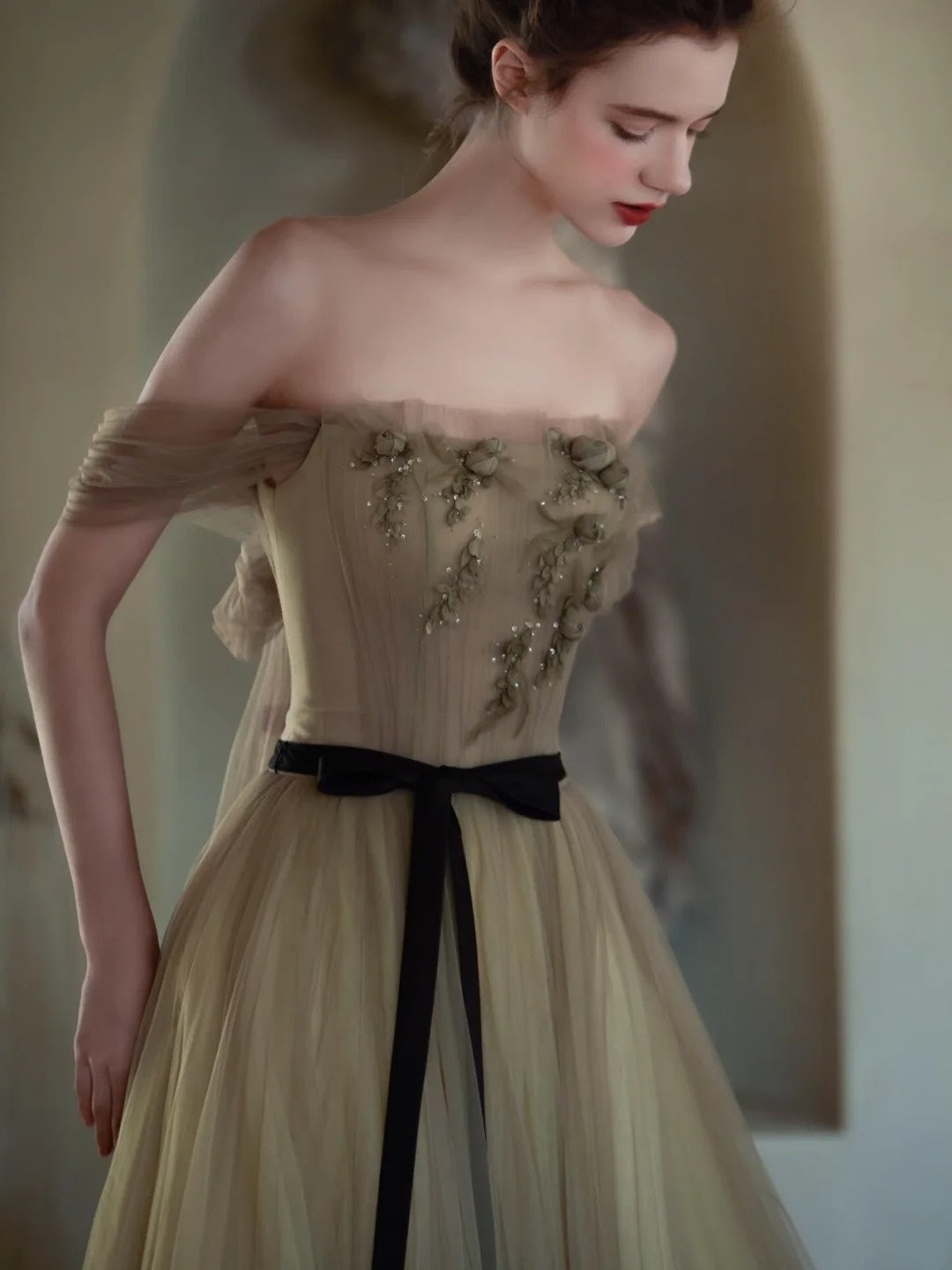 Bezauberndes, schulterfreies, olivgrünes Tüll-Abendkleid – das perfekte Outfit für den 18. Geburtstag (Modell A858).