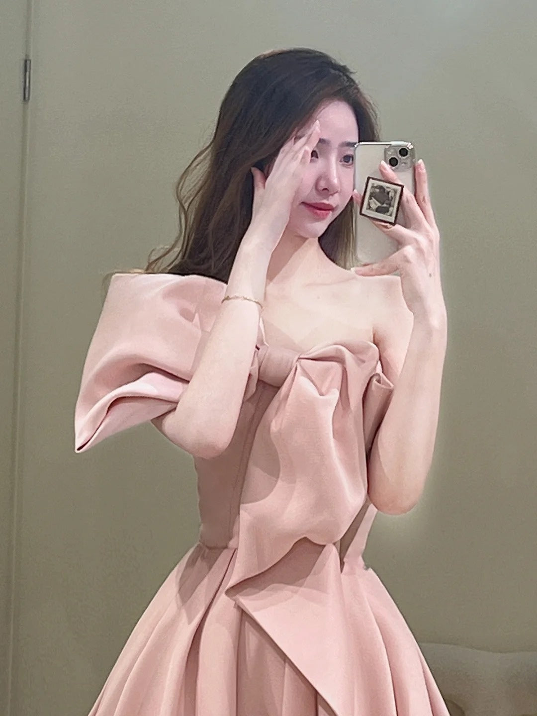 Robe de bal longue rose satinée, bustier, coupe trapèze, ornée d'un nœud papillon. Idéale pour un 18e anniversaire. Modèle N301.