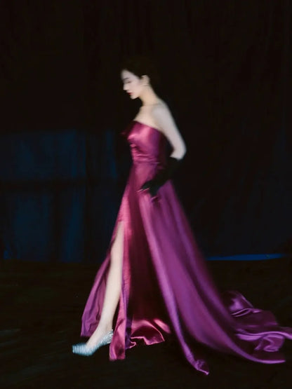 Robe de bal longue fuchsia en satin, bustier et fente, coupe trapèze, pour un 18e anniversaire inoubliable. Modèle N302.