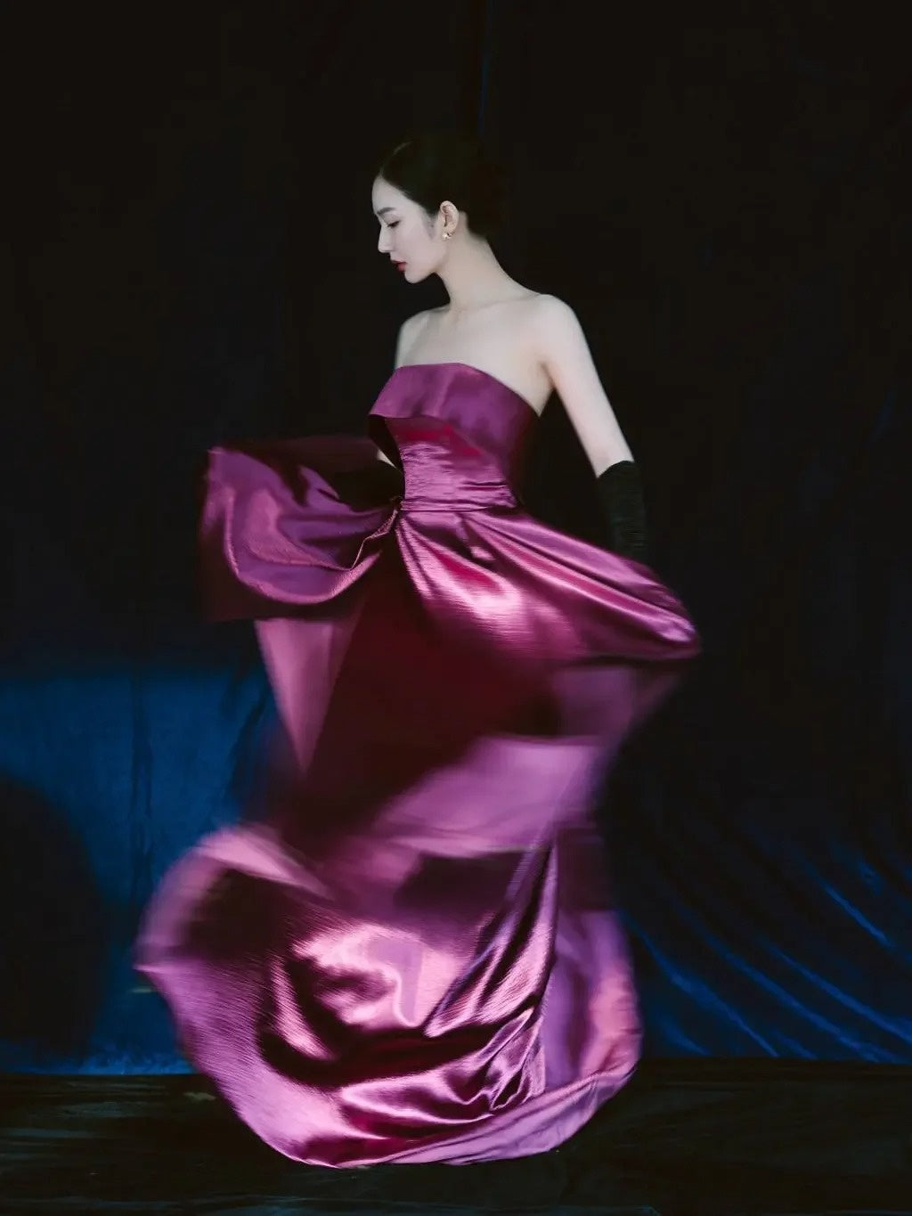 Robe de bal longue fuchsia en satin, bustier et fente, coupe trapèze, pour un 18e anniversaire inoubliable. Modèle N302.