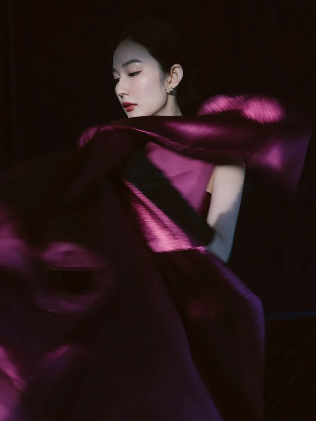 Robe de bal longue fuchsia en satin, bustier et fente, coupe trapèze, pour un 18e anniversaire inoubliable. Modèle N302.