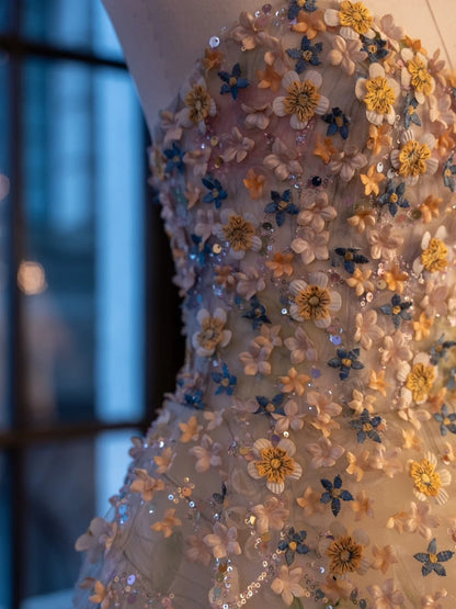 Robe de bal ravissante en tulle fleuri, décolleté cœur, longueur thé, inspiration tenue de soirée N303