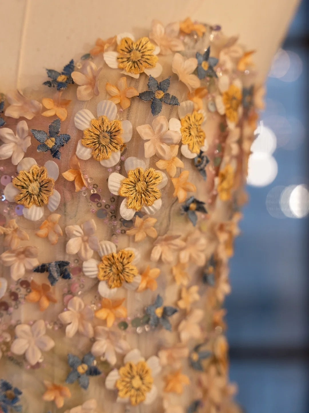 Robe de bal ravissante en tulle fleuri, décolleté cœur, longueur thé, inspiration tenue de soirée N303
