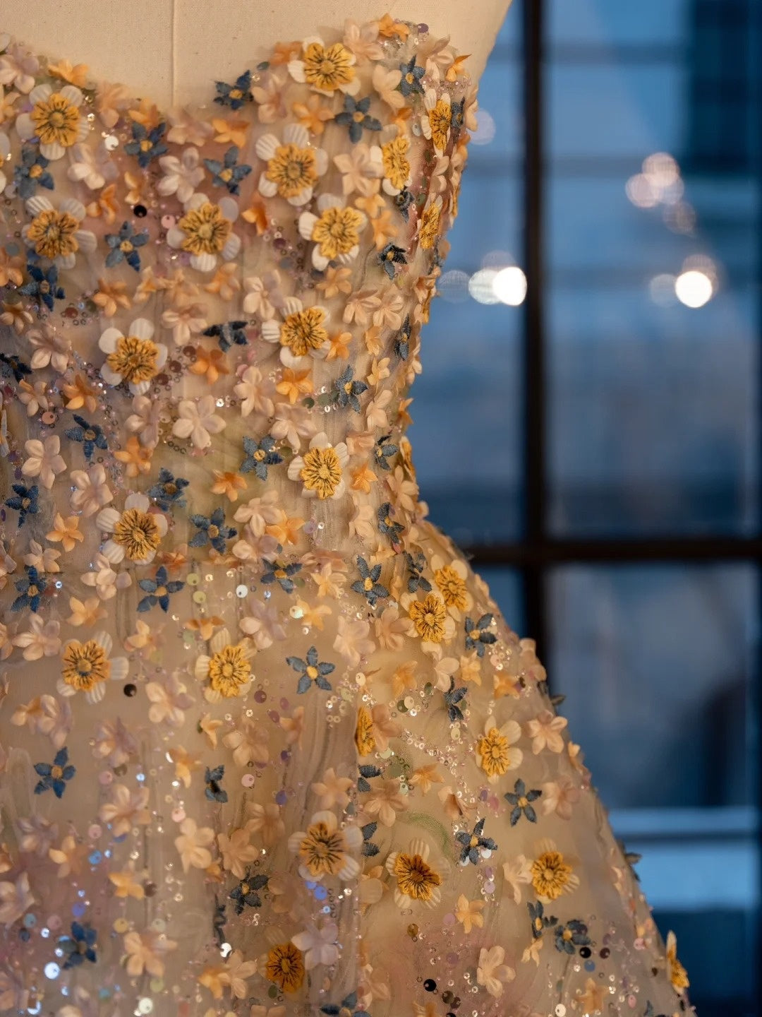 Robe de bal ravissante en tulle fleuri, décolleté cœur, longueur thé, inspiration tenue de soirée N303