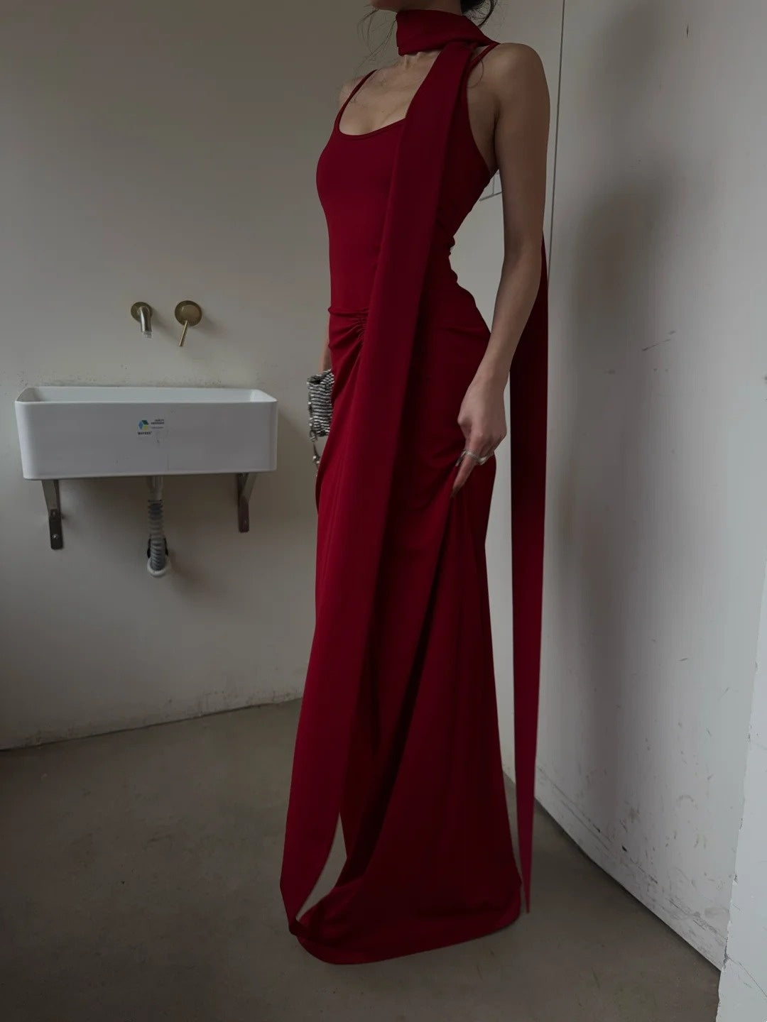 Einzigartiges, langes Meerjungfrauen-Abendkleid in leuchtendem Rot mit Spaghettiträgern und Schal – Inspiration für formelle Abendkleider (Modell N463)