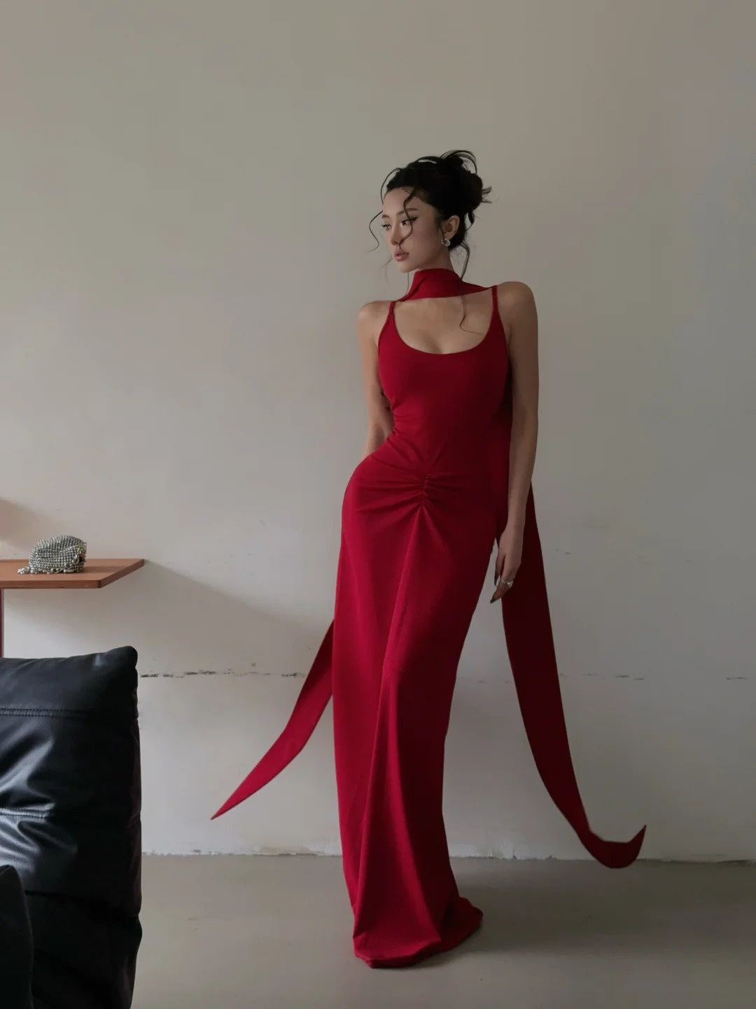 Einzigartiges, langes Meerjungfrauen-Abendkleid in leuchtendem Rot mit Spaghettiträgern und Schal – Inspiration für formelle Abendkleider (Modell N463)