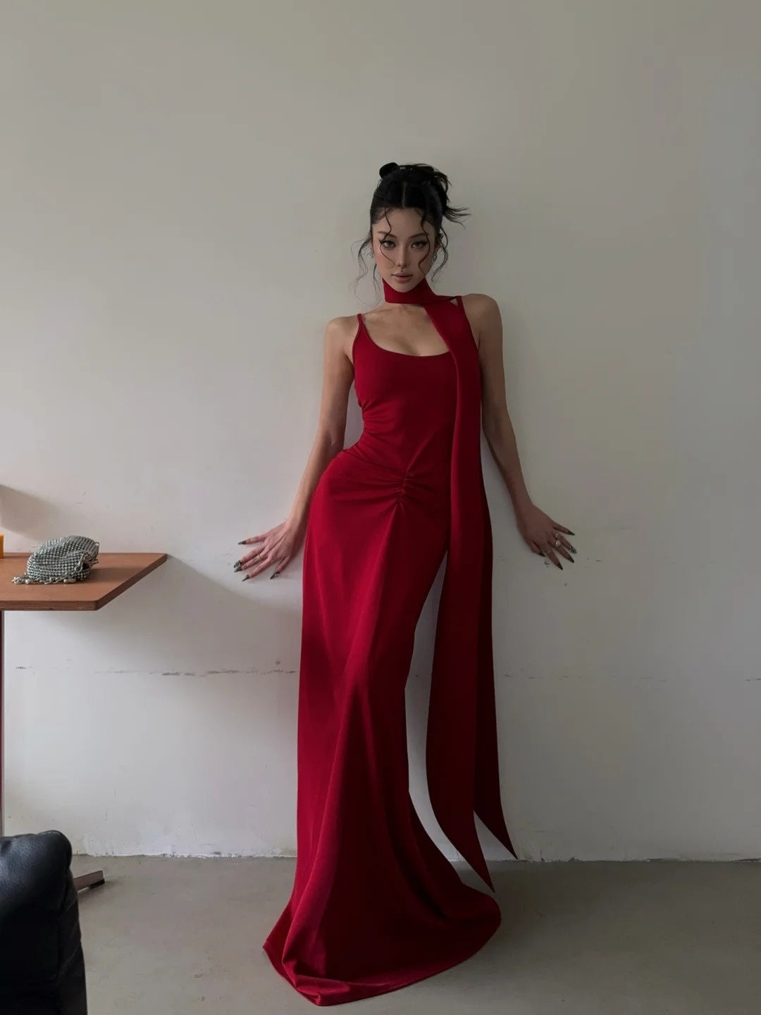 Einzigartiges, langes Meerjungfrauen-Abendkleid in leuchtendem Rot mit Spaghettiträgern und Schal – Inspiration für formelle Abendkleider (Modell N463)