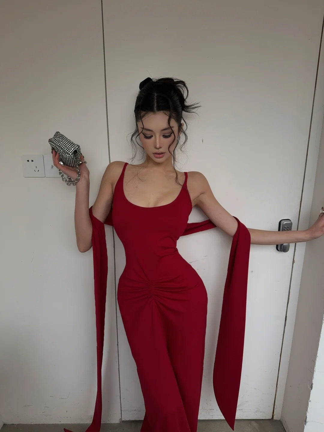 Einzigartiges, langes Meerjungfrauen-Abendkleid in leuchtendem Rot mit Spaghettiträgern und Schal – Inspiration für formelle Abendkleider (Modell N463)