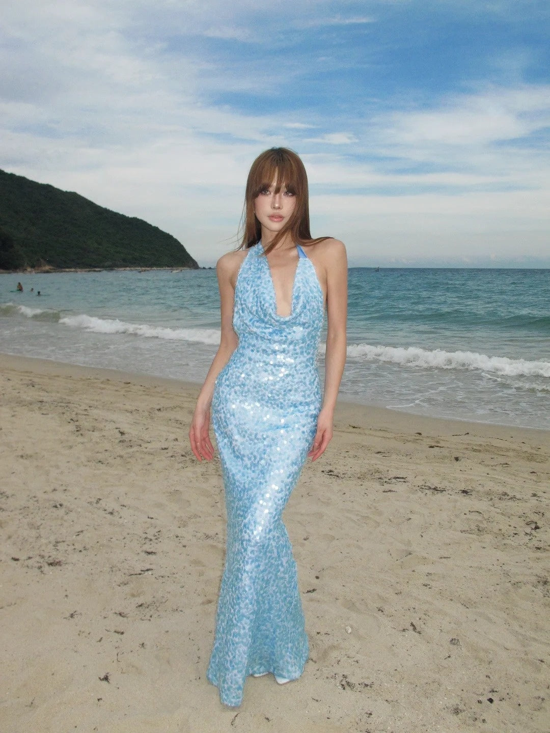Robe de bal longue à paillettes bleu clair, dos nu et décolleté sirène, ornée de sequins. Inspiration pour une tenue de 16 ans ou une soirée formelle (N469).