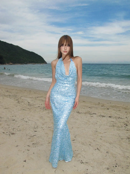 Robe de bal longue à paillettes bleu clair, dos nu et décolleté sirène, ornée de sequins. Inspiration pour une tenue de 16 ans ou une soirée formelle (N469).