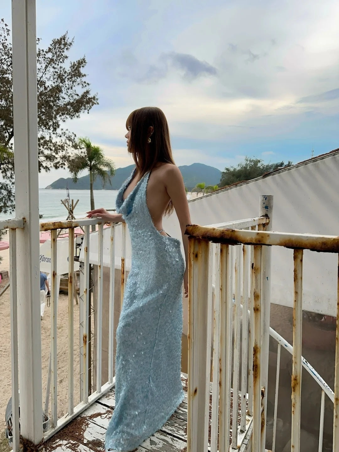 Robe de bal longue à paillettes bleu clair, dos nu et décolleté sirène, ornée de sequins. Inspiration pour une tenue de 16 ans ou une soirée formelle (N469).