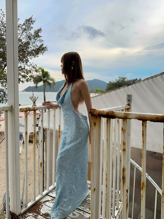 Robe de bal longue à paillettes bleu clair, dos nu et décolleté sirène, ornée de sequins. Inspiration pour une tenue de 16 ans ou une soirée formelle (N469).