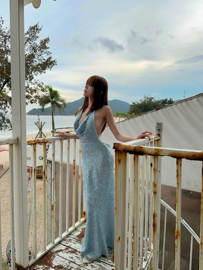 Robe de bal longue à paillettes bleu clair, dos nu et décolleté sirène, ornée de sequins. Inspiration pour une tenue de 16 ans ou une soirée formelle (N469).