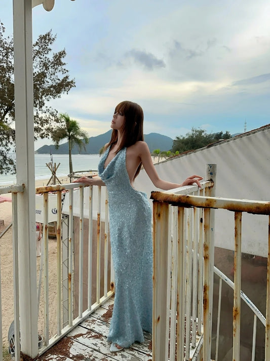 Robe de bal longue à paillettes bleu clair, dos nu et décolleté sirène, ornée de sequins. Inspiration pour une tenue de 16 ans ou une soirée formelle (N469).