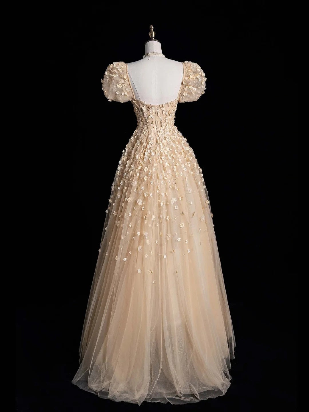 Robe de bal longue N559, coupe trapèze, décolleté cœur, en tulle champagne et fleurs.