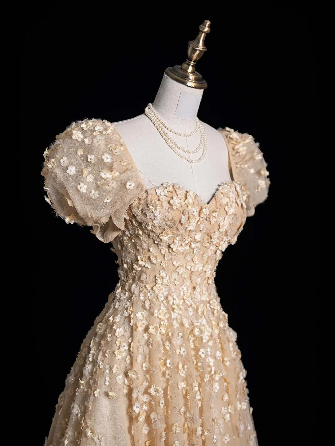 Robe de bal longue N559, coupe trapèze, décolleté cœur, en tulle champagne et fleurs.
