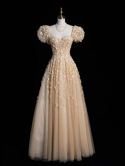 Robe de bal longue N559, coupe trapèze, décolleté cœur, en tulle champagne et fleurs.