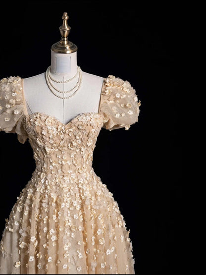 Robe de bal longue N559, coupe trapèze, décolleté cœur, en tulle champagne et fleurs.