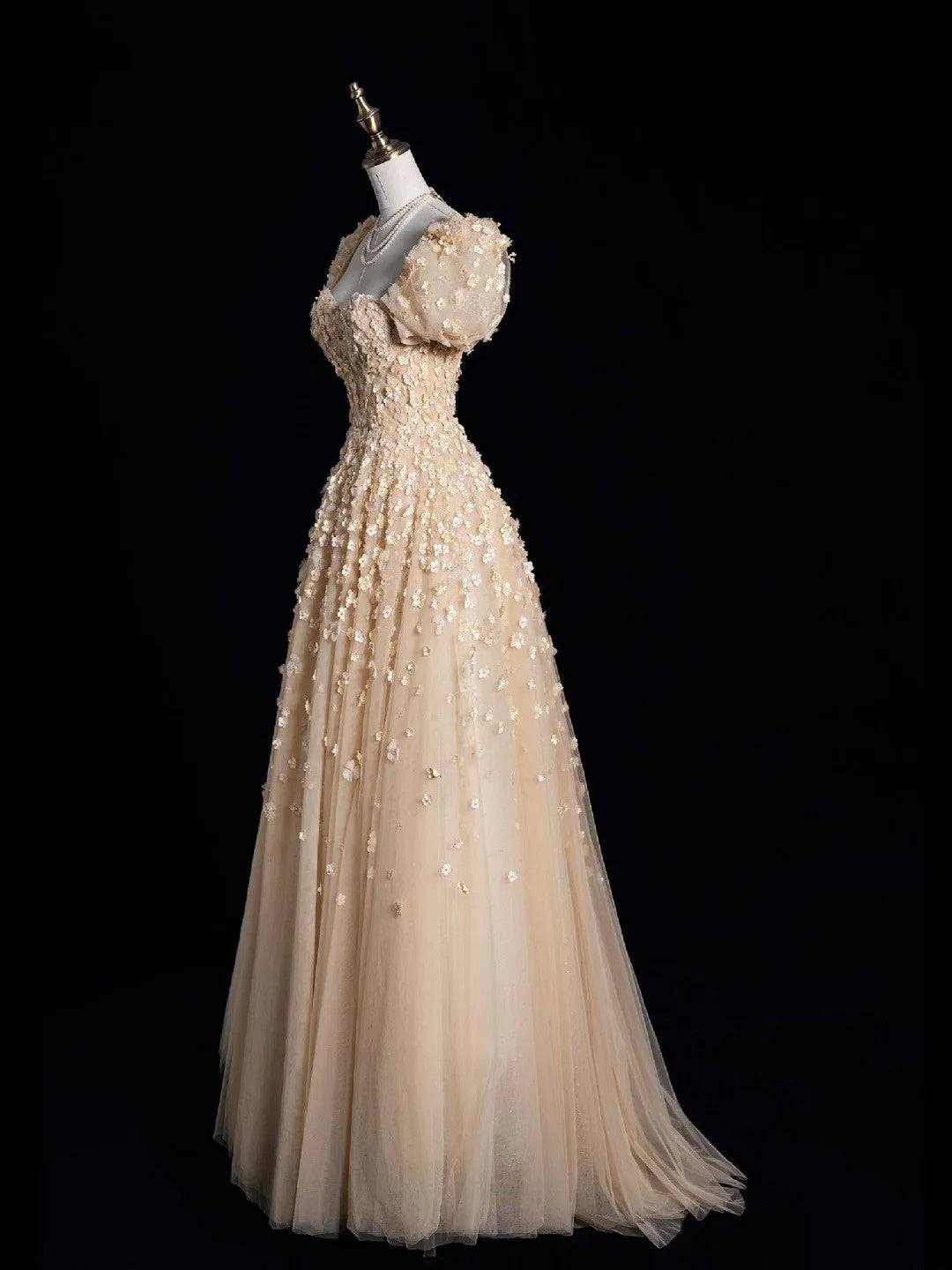 Robe de bal longue N559, coupe trapèze, décolleté cœur, en tulle champagne et fleurs.