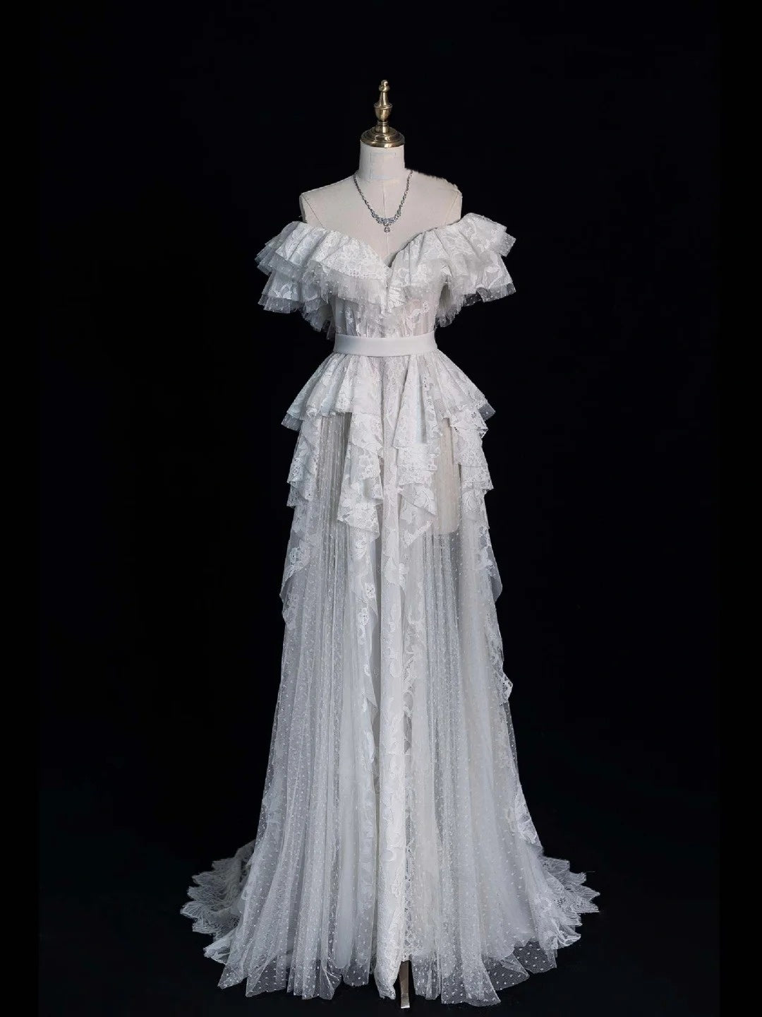 Robe de mariée classique en dentelle blanche à manches longues, coupe trapèze, décolleté en V, style vintage, idéale pour l'été (N560)