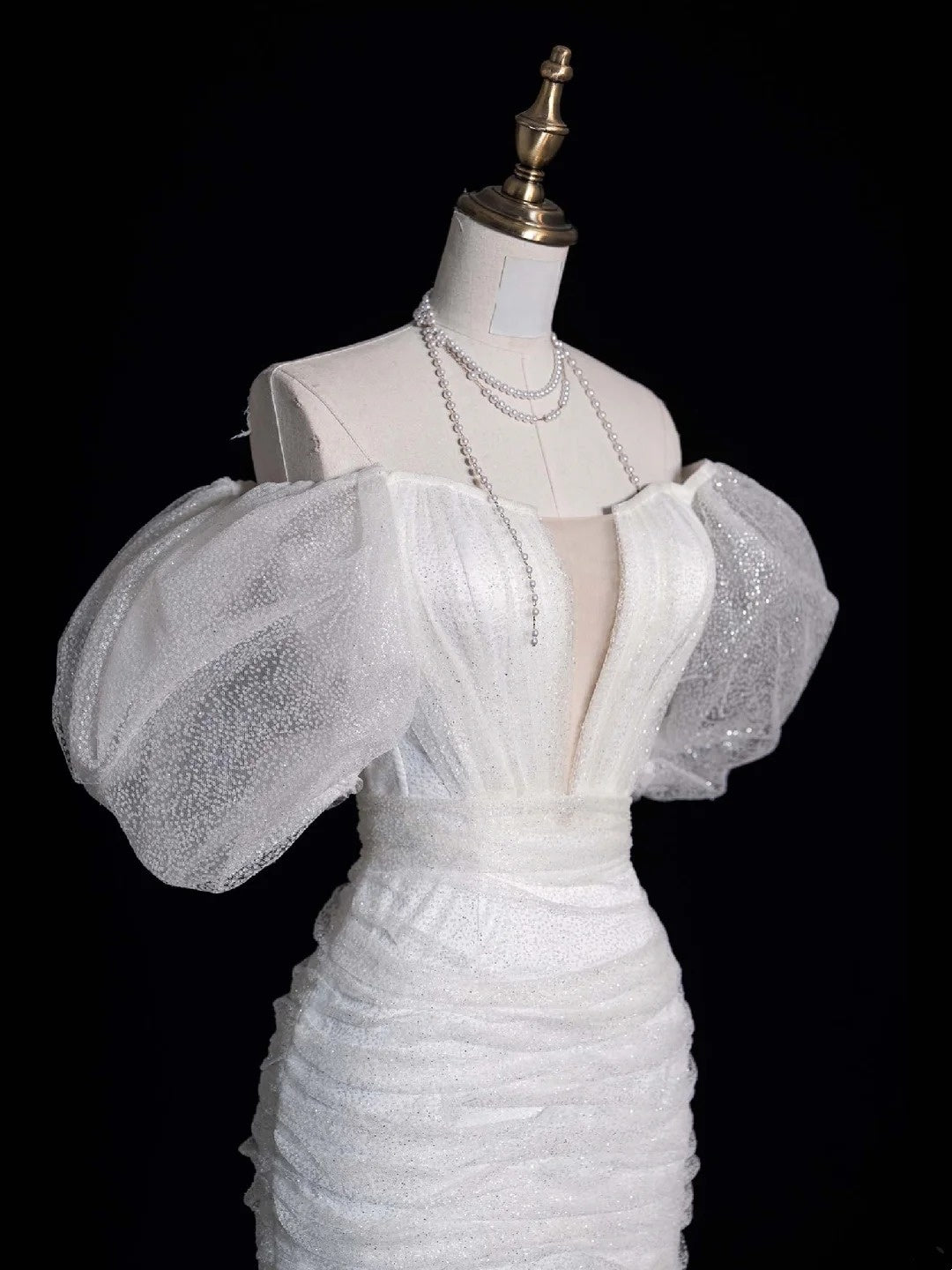 Robe de mariée fourreau classique blanche courte à épaules dénudées et manches courtes, modèle N510