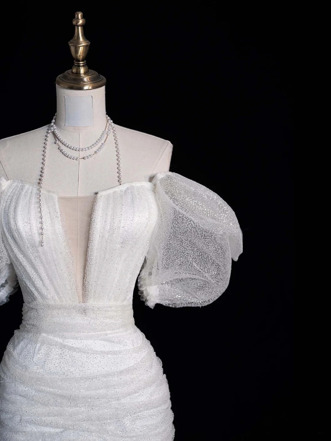 Robe de mariée fourreau classique blanche courte à épaules dénudées et manches courtes, modèle N510