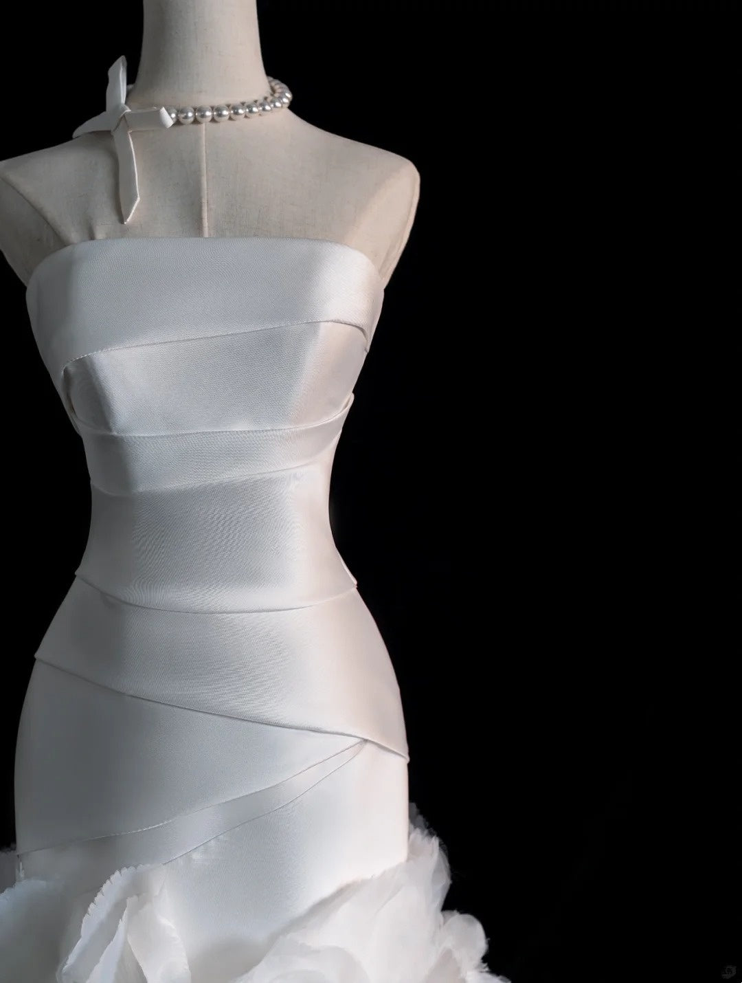 Robe de mariée sirène blanche sans manches plissée, coupe ajustée, modèle N566