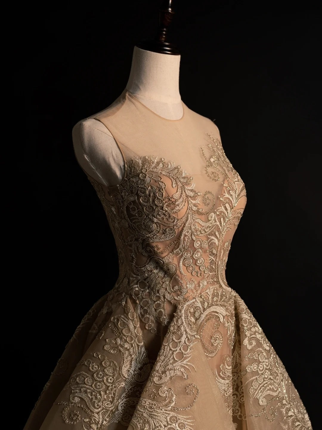 Robe de bal longue N569, ornée d'un décolleté en V et d'appliqués de dentelle dorée. Tenue de soirée semi-formelle.