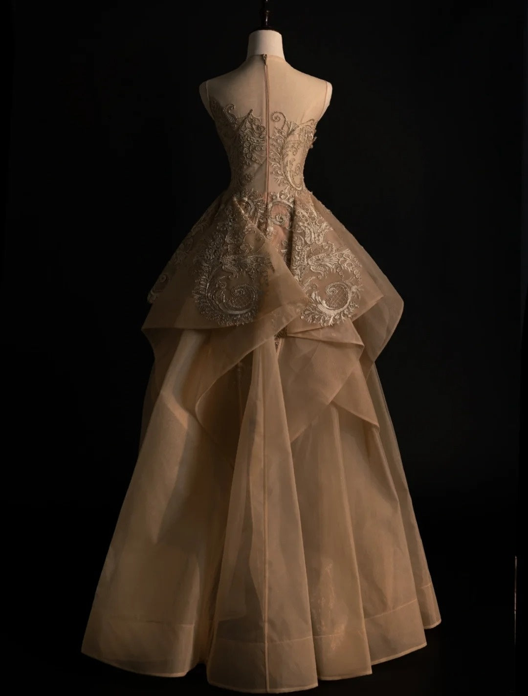 Robe de bal longue N569, ornée d'un décolleté en V et d'appliqués de dentelle dorée. Tenue de soirée semi-formelle.