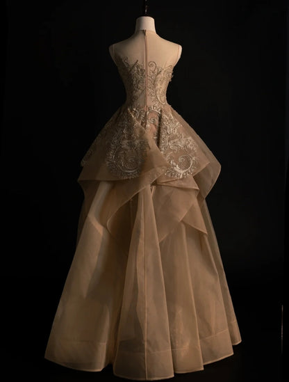 Robe de bal longue N569, ornée d'un décolleté en V et d'appliqués de dentelle dorée. Tenue de soirée semi-formelle.
