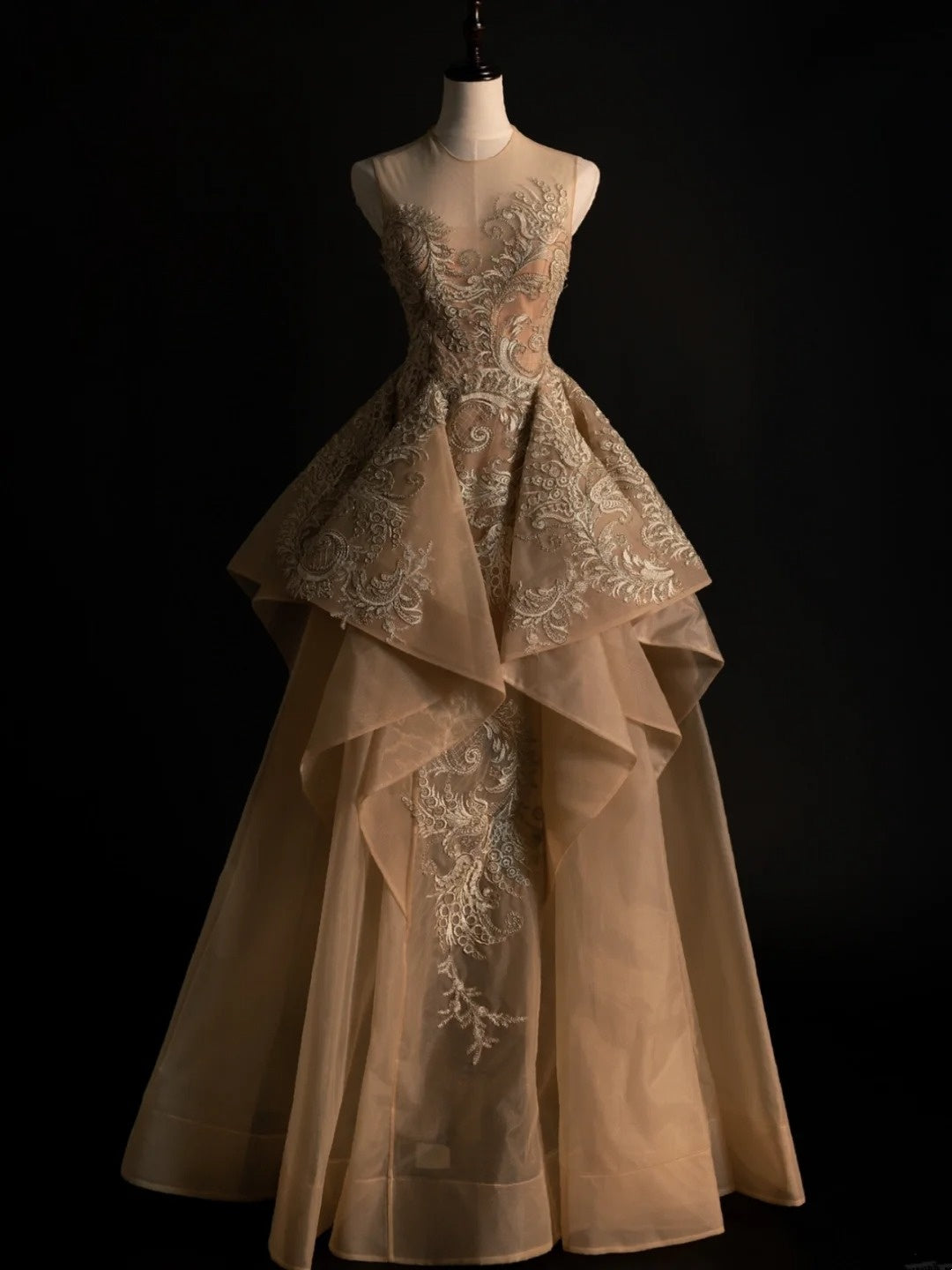 Robe de bal longue N569, ornée d'un décolleté en V et d'appliqués de dentelle dorée. Tenue de soirée semi-formelle.