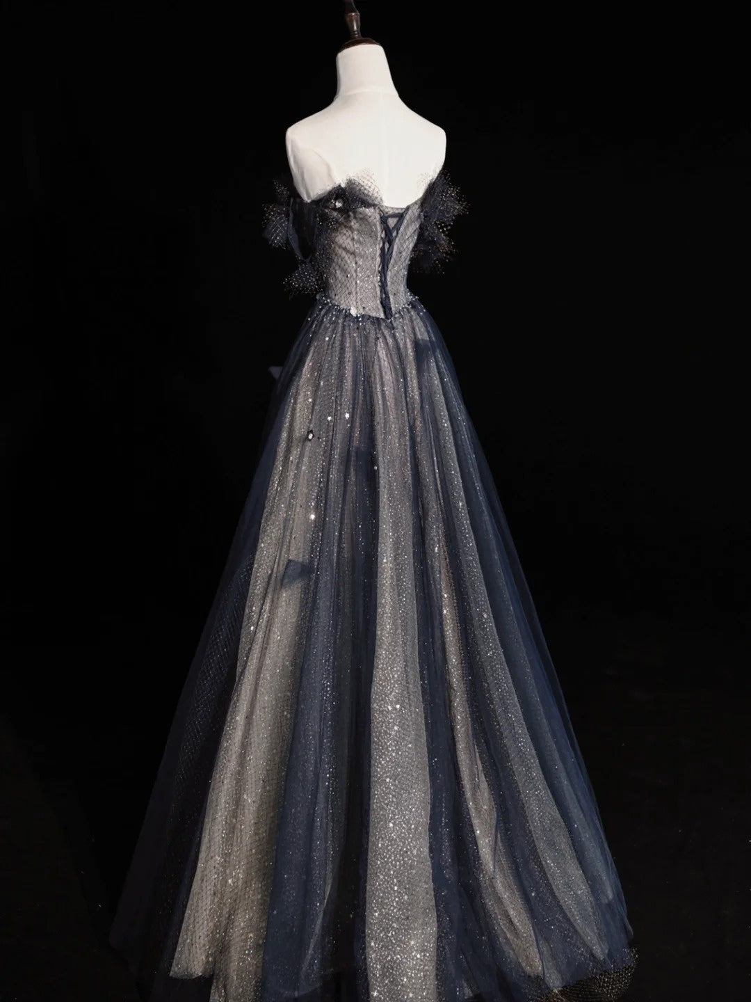 Robe de bal longue plissée en tulle bleu marine, coupe trapèze élégante, décolleté cœur, référence N572