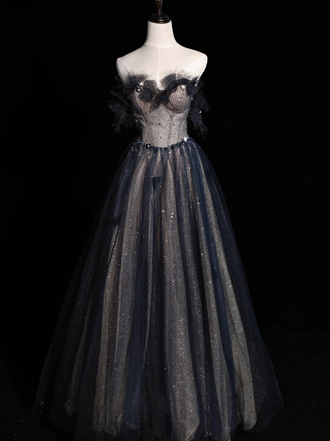 Robe de bal longue plissée en tulle bleu marine, coupe trapèze élégante, décolleté cœur, référence N572