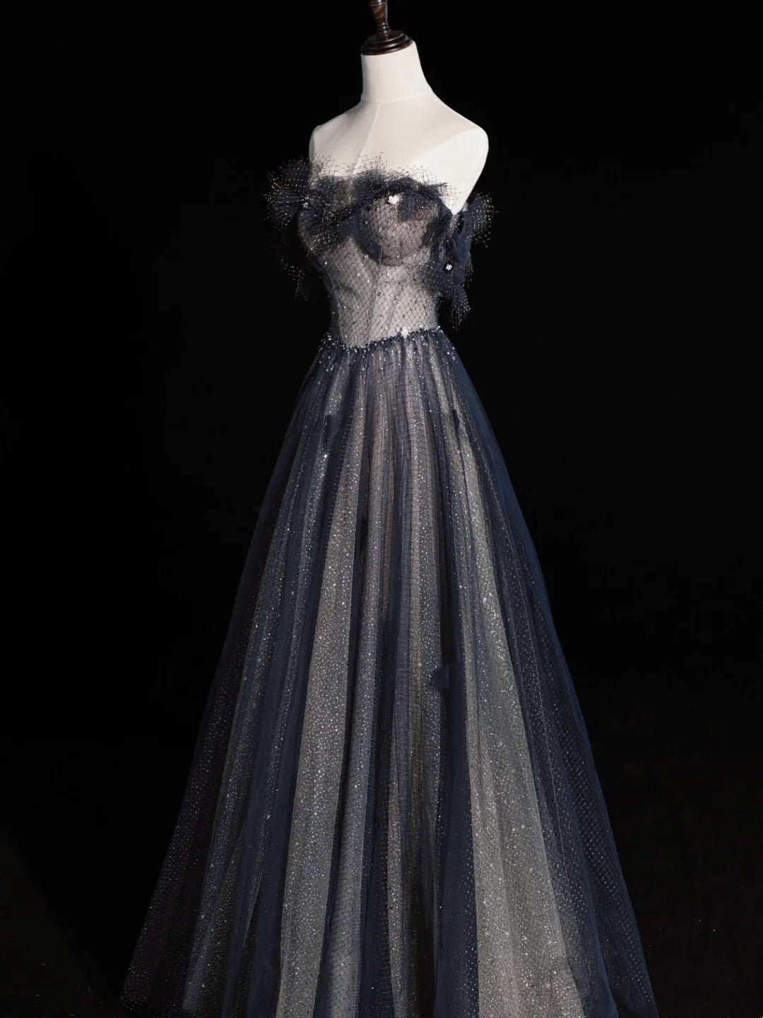 Robe de bal longue plissée en tulle bleu marine, coupe trapèze élégante, décolleté cœur, référence N572